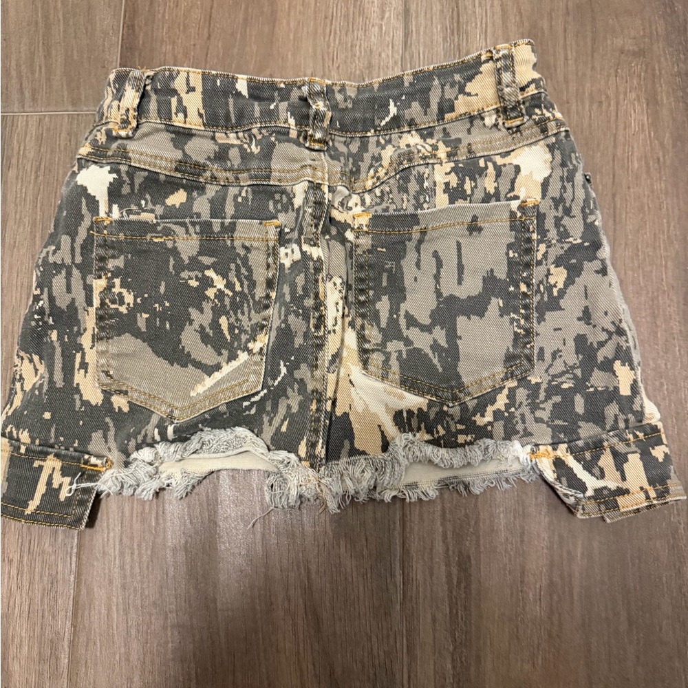 women camoflauge skirt.
size xs. - Picture 2 of 3